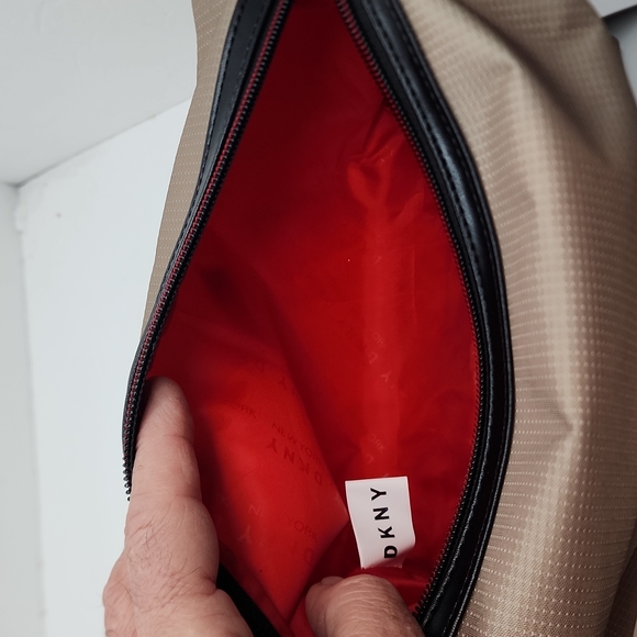 DKNY TOILETRY TRAVEL BAG - Picture 10 of 13